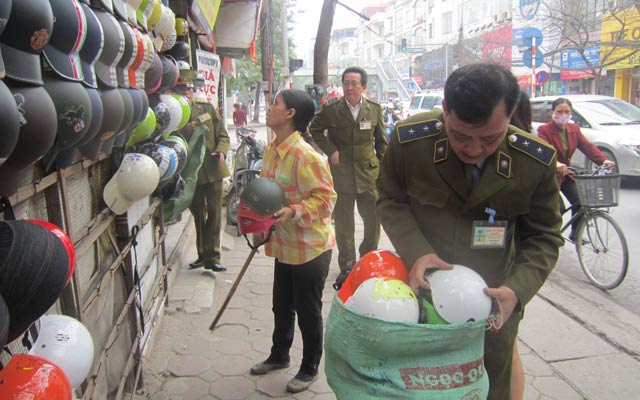 Lực lượng quản lý thị trường tiến hành thu giữ MBH không đạt tiêu chuẩn.