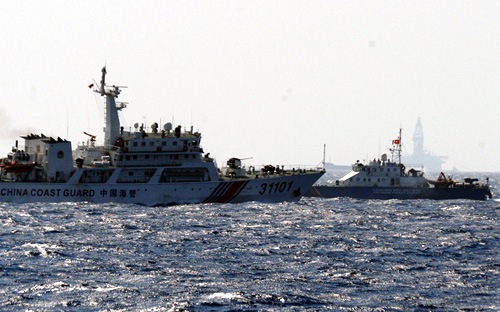 Tàu cảnh sát biển Trung Quốc (trái) cố tình chèn ép tàu cảnh sát biển Việt Nam - Ảnh: Thuận Thắng/Tuổi Trẻ.