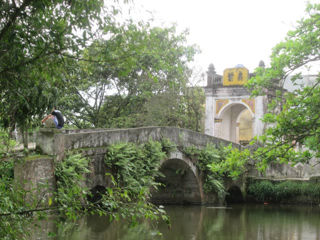 Cổng làng bên cạnh cây cầu cuốn