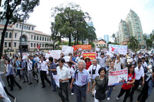 Người dân TP.HCM tuần hành ôn hòa phản đối Trung Quốc hạ đặt giàn khoan trái phép trên vùng biển Việt Nam - Ảnh: Độc Lập