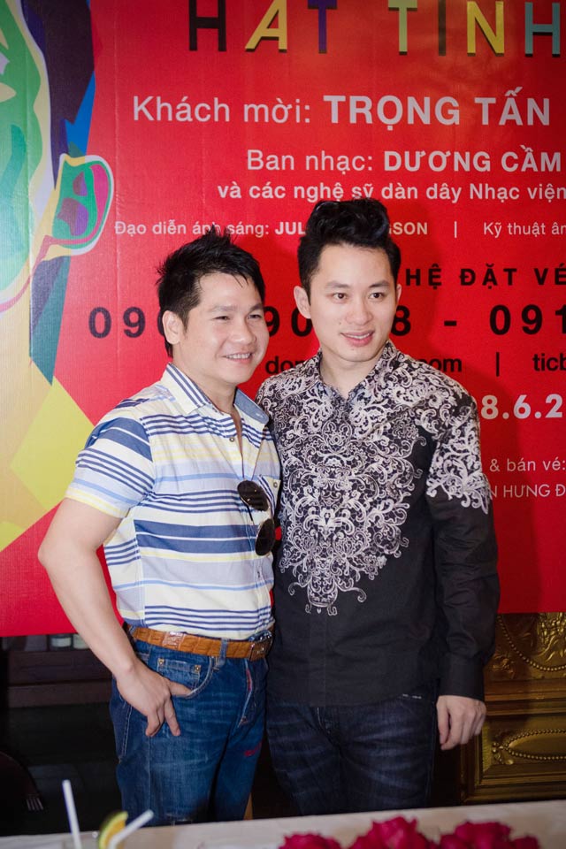  Ca sĩ Tùng Dương và ca sĩ Trọng Tấn trong buổi họp báo ra mắt liveshow. 