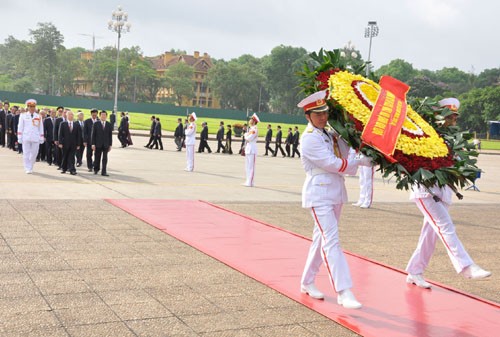 Đoàn đại biểu Đảng, Nhà nước vào Lăng viếng Chủ tịch Hồ Chí Minh.