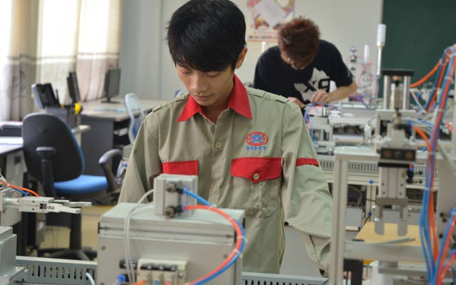 Học sinh khoa Tự động hóa Trường CĐ Nghề kỹ thuật cao (Hà Nội) luyện tập chuẩn bị kỳ thi nghề quốc gia. 