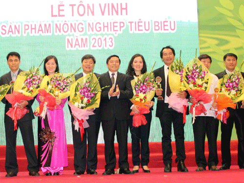 Bà Nguyễn Thị Hiền - Phó Chủ tịch HĐQT PVFCCo (thứ tư từ phải sang) – tham dự Lễ tôn vinh (Nguồn ảnh: Công thương)