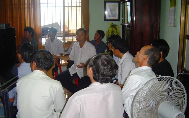 Kỹ sư Tống Hữu Châu (ngồi giữa) đang truyền đạt kinh nghiệm nuôi cá cảnh cho nông dân TP.HCM. 