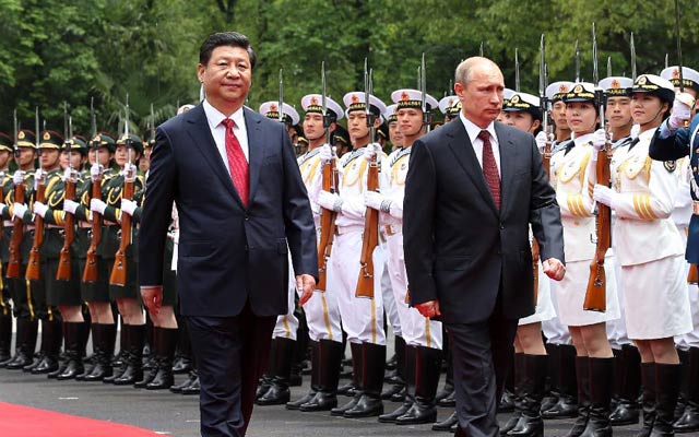 Chủ tịch Trung Quốc Tập Cận Bình đón Tổng thống Nga Putin.