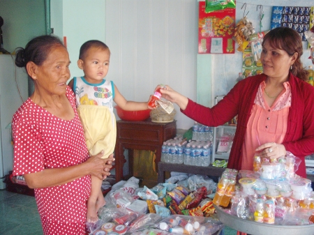 Chị Hữu Thị Ken, dân tộc Khmer ở khóm 2, phường 1 trở thành hộ khá giàu nhờ tiết kiệm làm kinh tế. (Ảnh: Báo Cà Mau)