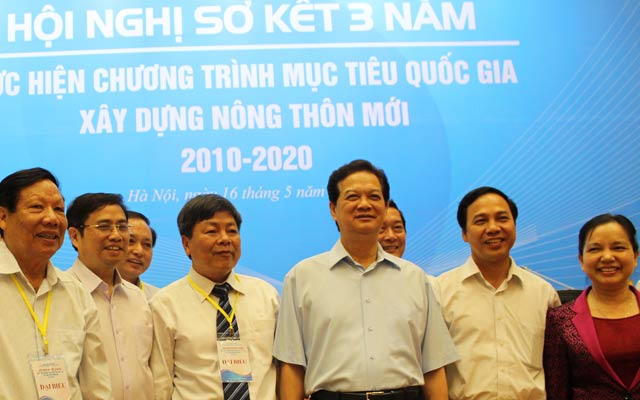 Thủ tướng Nguyễn Tấn Dũng chụp ảnh lưu niệm với các đại biểu tại lễ sơ kết 3 năm xây dựng nông thôn mới. 