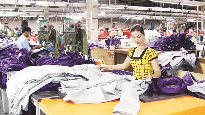 Công nhân một công ty có vốn đầu tư của Đài Loan bắt tay vào sản xuất sau những ngày tạm nghỉ vì gây rối. (Nguồn ảnh:  TPO)