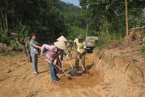 Năm 2012, Bà con nông dân xóm 3 (Phúc Tân, Phổ Yên) tự nguyện hiến hàng nghìn m2 đất để mở tuyến đường rộng 5m, dài hơn 1.000m từ trục đường chính của xã vào đến cuối xóm.  (Ảnh: Báo Thái Nguyên)