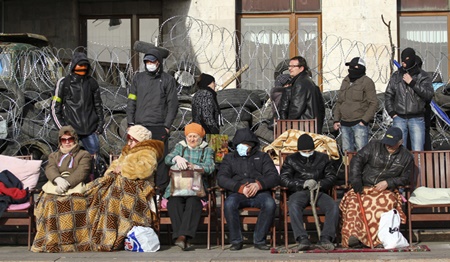 Người biểu tình ở Ukraine ngồi trước một rào chắn 