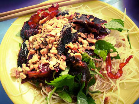 Nộm bò khô luôn là một trong những món ăn vặt đầy sức mê hoặc tại Hà Nội. (ảnh internet)
