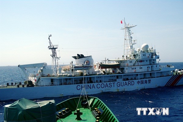 Tàu Trung Quốc uy hiếp và gây hại cho tàu Việt Nam ở Biển Đông (Ảnh: Công Định-Hữu Trung/TTXVN)