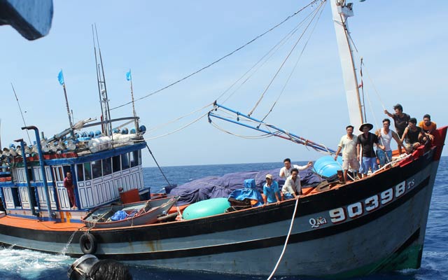 Ngư dân sát cánh cùng nhau đánh bắt trên biển Hoàng Sa mặc cho    tàu Trung Quốc ngang ngược uy hiếp.