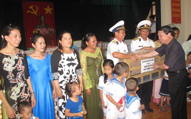 Phó Chủ tịch Thường trực Nguyễn Duy Lượng trao quà cho cán bộ, chiến sĩ và các hộ ngư dân trên đảo Trường Sa Lớn. 