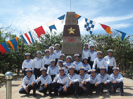Các chiến sỹ trẻ đảo Trường Sa Đông chụp ảnh lưu niệm thể hiện tinh thần sẵn sàng chiến đấu vì chủ quyền biển đảo liêng liêng của Tổ quốc.