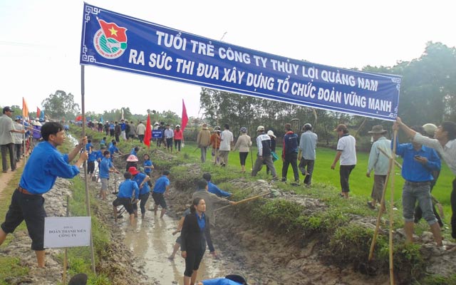 Công ty Thủy lợi Quảng Nam phát động đoàn viên tham gia với người dân nạo vét kênh mương chống hạn.