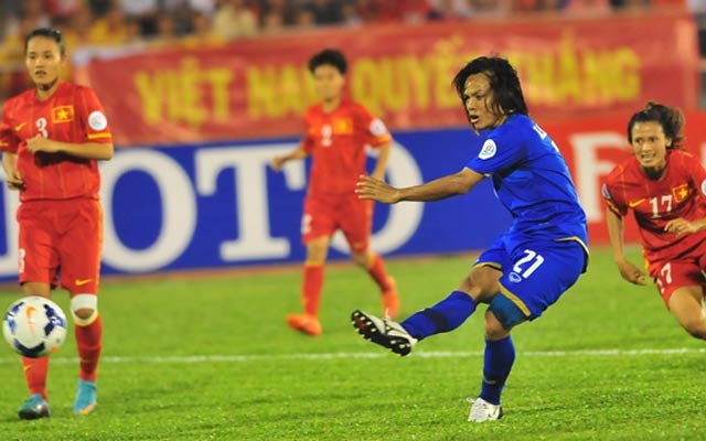 Bóng đá nữ Việt Nam đã bị Thái Lan (phải) vượt qua.