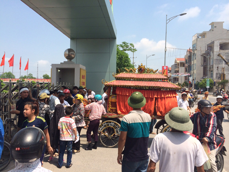 Ảnh: Cảnh người nhà nạn nhân Nam mang quan tài đến trước trụ sở CA tỉnh Thái Bình sáng 15.5. 
