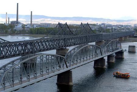 Cầu Hữu nghị Trung-Triều nối liên thành phố Đan Đông tới thành phố Sinuiju được xây dựng năm 2013
