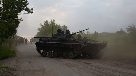 Xe bọc thép chở binh sĩ Ukraine ở ngoại ô 