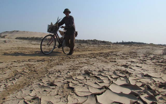 Nắng nóng kéo dài khiến đất đai khô cằn, nguồn nước sinh hoạt thiếu thốn  (ảnh chụp tại xã Thạch Bàn, huyện Thạch Hà, Hà Tĩnh).