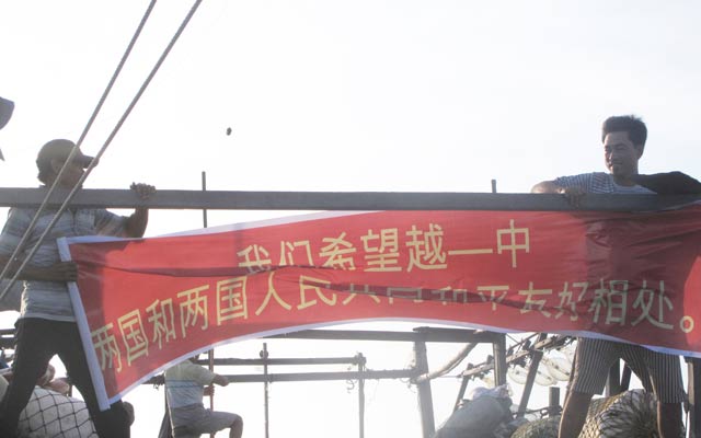 Ngư dân căng khẩu hiệu phản đối Trung Quốc tại Hoàng Sa.  