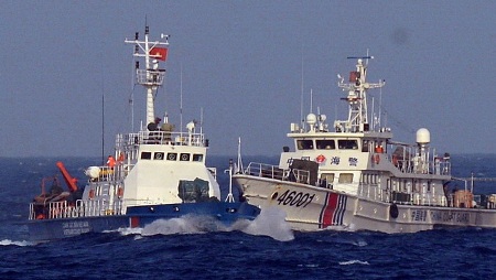 Tàu Trung Quốc 46001 hung hăng đâm vào tàu chấp pháp của Việt Nam.