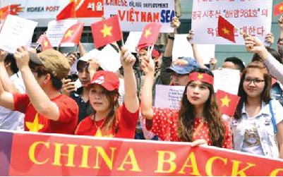 Cộng đồng người Việt ở Hàn Quốc xuống đường phản đối việc Trung Quốc đưa giàn khoan trái phép vào vùng biển Việt Nam. 