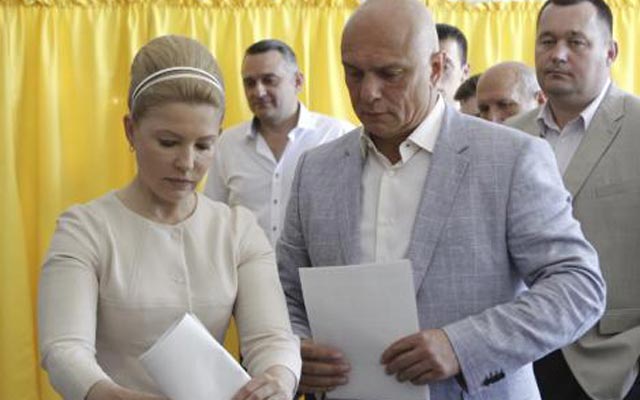 Cựu Thủ tướng Ukraine Tymoshenko cùng chồng đi bỏ phiếu bầu. Reuters