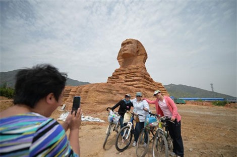 Du khách chụp ảnh gần tượng Nhân sư nhái tại Trung Quốc.