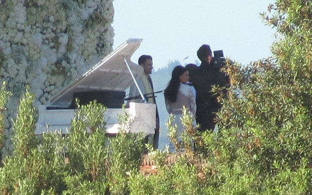 Hình ảnh cô Kim (váy trắng quay lưng lại) trong lễ cưới với Kanye West ngày 24.5
