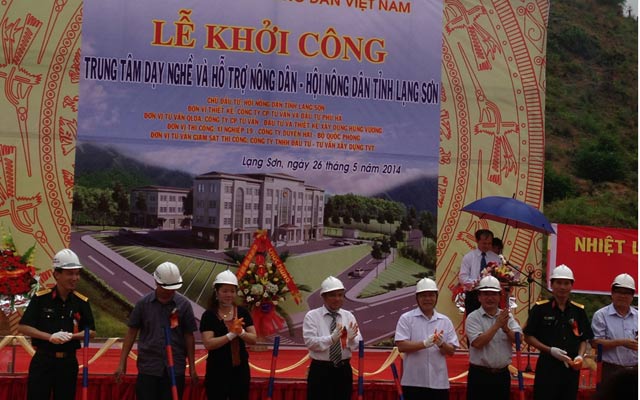 Phó chủ tịch Lại Xuân Môn (thứ 2 từ phải) tham dự lễ khởi công. 