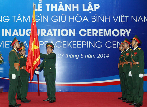 Bộ Trưởng Phùng Quang Thanh trao Quân kỳ Quyết thắng cho Trung tâm. 