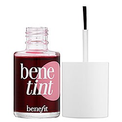 Son Benetint lên màu rất tự nhiên, hồng như da môi thật, không những thế còn có thể dùng để trang điểm cho đôi gò má.