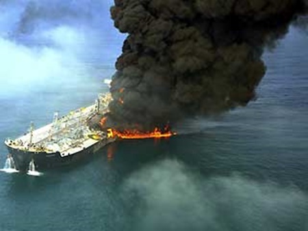 Một tàu chở dầu vừa phát nổ ở ngoài khơi bờ biển Nhật Bản. Ảnh minh họa. 