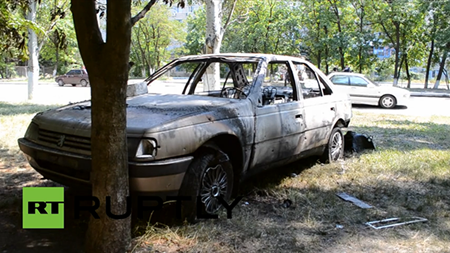 Một chiếc ô tô bị phá hủy vì trúng đạn pháo