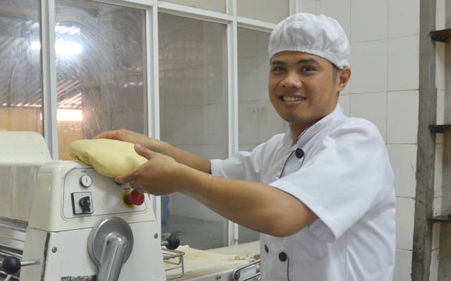Một tiết học trong lò bánh của  học sinh ngành bánh mì - bánh ngọt. 