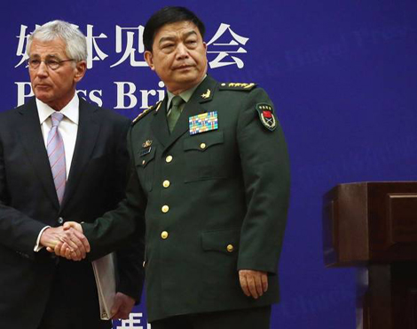 Trung tướng Vương Quán Trung trong một cuộc gặp với Bộ trưởng quốc phòng Mỹ Chuck Hagel.
