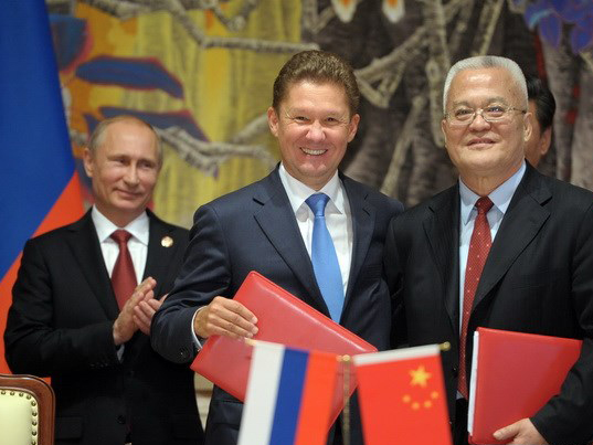 Giám đốc điều hành Gazprom Alexei Miller (trái, trước) và Chủ tịch CNPC Zhou Jiping (phải, trước) sau lễ ký tại Thượng Hải. (Nguồn: AFP/TTXVN)