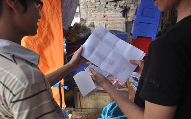 Thí sinh đang mua “phao” tại một cửa hàng photocopy trên đường Xuân Thủy, Hà Nội.