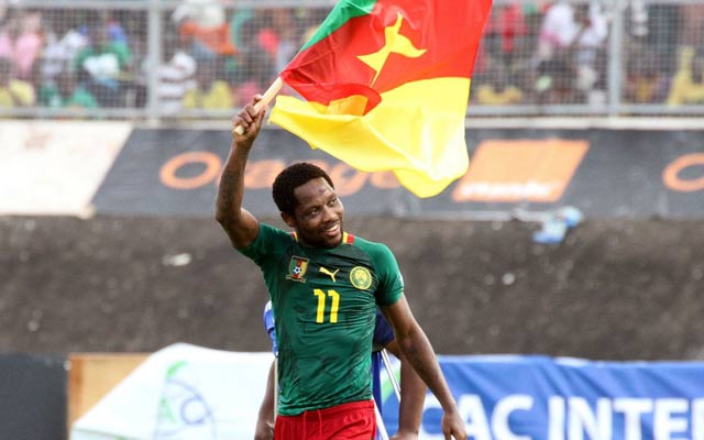 Cầu thủ Cameroon vừa nhận vé vào vòng chung kết World Cup  đã nghĩ đến chuyện tiền thưởng.