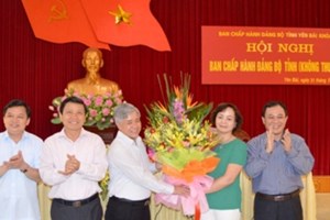 Thường trực Tỉnh uỷ tặng hoa chúc mừng bà Phạm Thị Thanh Trà. Ảnh: VOV 