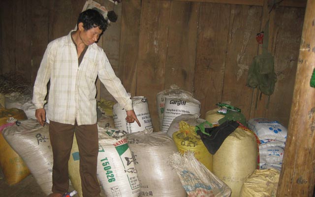 Nhờ chuyển đổi sang trồng lúa, gia đình anh Tẩn Phù Chiêu  đã có gạo ăn cả năm.