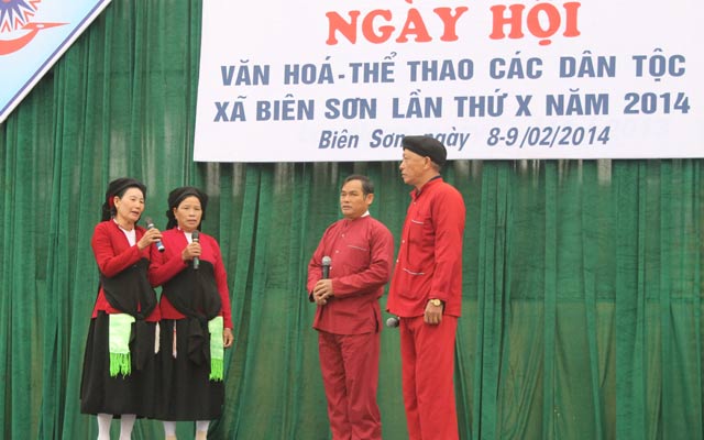 Một tiết mục hát đối đáp dân ca Sán Dìu của CLB hát dân ca xã Quý Sơn trong một chương trình giao lưu nghệ thuật.