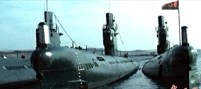 Hình ảnh những chiếc tàu ngầm của Triều Tiên được tiết lộ trước đó. Tuy nhiên, những lần tiết lộ chính thức trên truyền hình của Triều Tiên, một quốc đảo vốn nổi tiếng khép kín, diễn ra như hôm 31.5 rất hiếm hoi. 