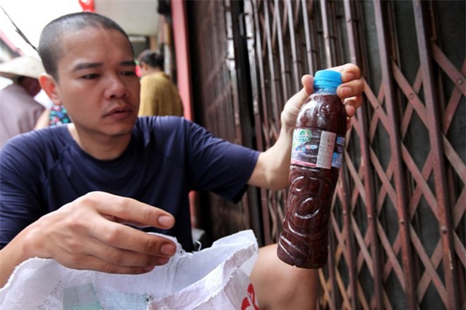 Kiểm tra lại từng chai trước khi bán.