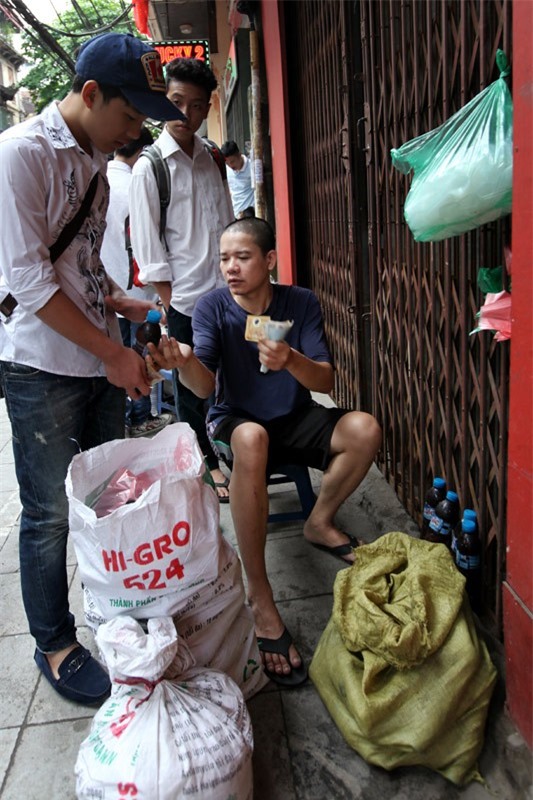 Nhiều cô cậu học trò rất thích uống thứ nước vừa rẻ, mát, lại bổ dưỡng này.