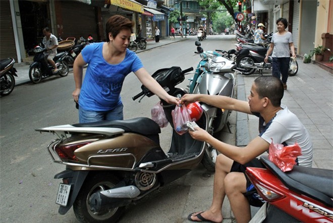 Khách hàng đa phần là khách quen và đủ thành phần từ nhân viên văn phòng, công nhân, viên chức... 