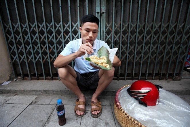 Chỉ với 9 ngàn đồng người đàn ông này được một bữa sáng no nê, bổ dưỡng gồm gói xôi 5 ngàn đồng và chai chè đỗ đen giá 4 ngàn đồng.